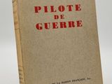 un vieux livre posé sur une table à côté d'un fond blanc