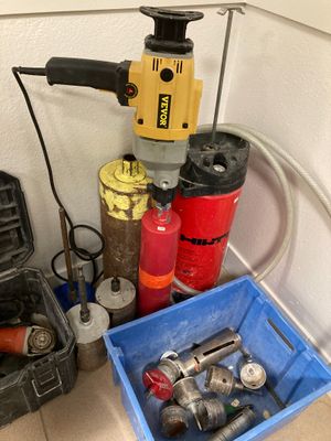 une photo montrant un tas d'outils posés par terre
