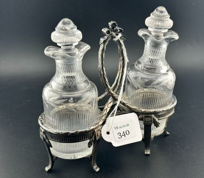 une paire de carafes en verre sur des socles, avec une étiquette de prix