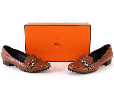 une paire de chaussures marron avec un renfort sur le côté