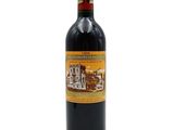 une bouteille de vin rouge posée sur une table blanche