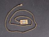 collier plaqué or orné d'une image représentant un homme et une femme