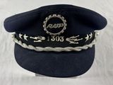 un chapeau orné d'un insigne, posé sur une table