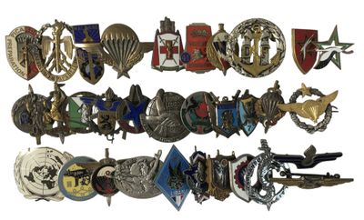 un grand nombre de badges sur une surface blanche