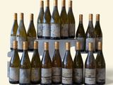 Des bouteilles de vin sont disposées en pyramide sur une table