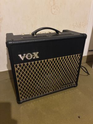 un gros plan d'un amplificateur de guitare posé sur le sol