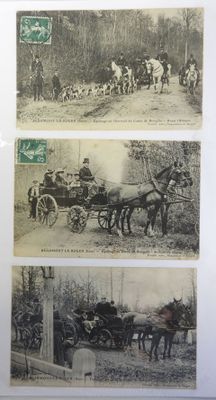 deux vieilles photos en noir et blanc représentant des chevaux tirant une calèche