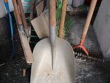 a lot of shovels and brooms that are sitting next to each other