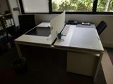 un bureau sur lequel se trouvent un ordinateur portable et un moniteur
