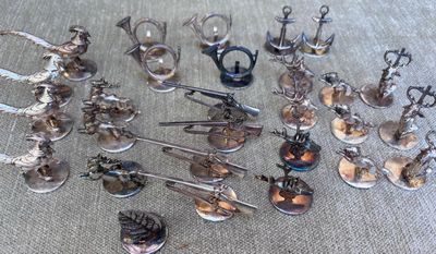 un grand nombre d'objets en argent posés sur une table