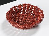 un panier rouge posé sur une table