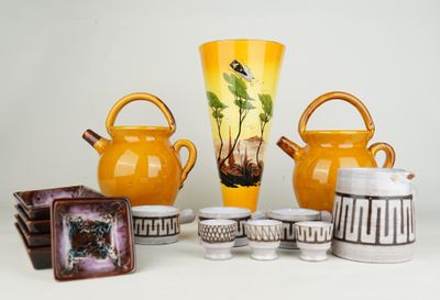 tout un tas de vases et de tasses différents sur la table
