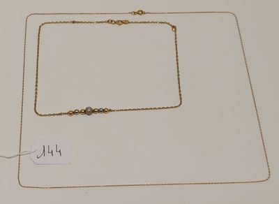 gros plan sur un collier en or portant une étiquette