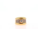 gros plan d'une bague en diamant sur une surface blanche