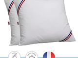 une paire de coussins blancs à rayures rouges, blanches et bleues