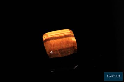 une image représentant un morceau de bois dans l'obscurité