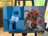 deux tableaux représentant des fleurs dans un vase posées sur un chevalet