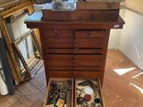 une commode en bois contenant de nombreux objets