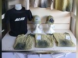 un présentoir de vêtements sur une étagère dans un magasin