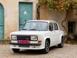 une petite voiture blanche garée devant un bâtiment