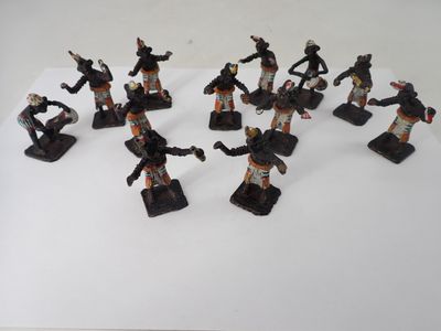 AFRIQUE Lot de 12 figurines en bronze, H.