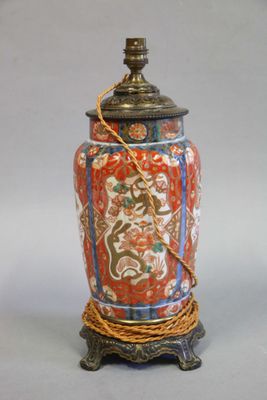 PIED de lampe en porcelaine à riche décor de motifs végétaux…