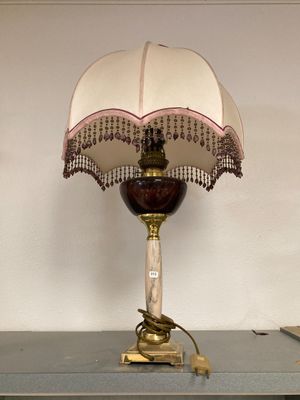 une lampe posée sur une table dans une pièce