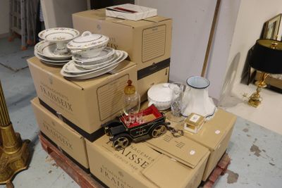 une pile de boîtes sur lesquelles sont posées des assiettes et des tasses