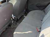 une voiture rouge qui se trouve à l'arrière de la voiture