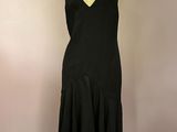 robe asymétrique noire et jaune sur un mannequin