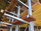 un grand rayonnage composé de planches de bois dans un entrepôt