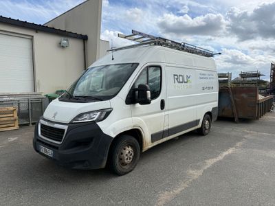une camionnette blanche garée dans un parking
