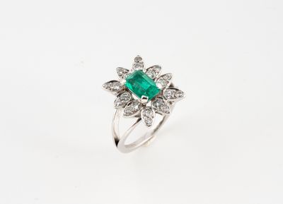 une bague en émeraude et diamant