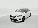 une voiture blanche dans une pièce blanche au sol blanc