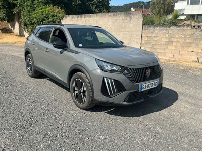 un SUV gris garé sur le bord de la route