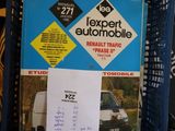 une caisse bleue contenant un livre, posée sur une table