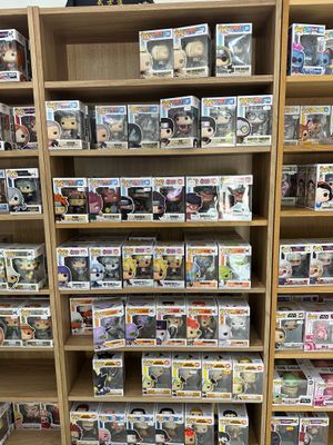 de nombreux types de jouets différents sur les rayons du magasin