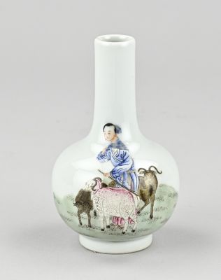 une image représentant un vase orné d'une peinture représentant une femme et des animaux