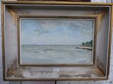 une peinture à l'huile représentant des voiliers sur l'eau, dans un cadre en bois