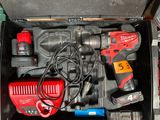 une boîte à outils avec des outils sur une table
