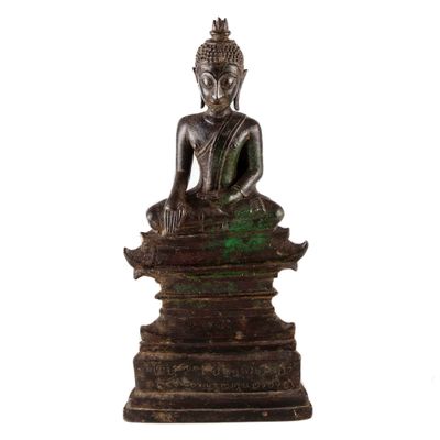 une image représentant une statue d'une personne assise sur une table
