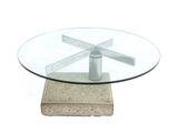 une table en verre avec une base en métal et un plateau en verre
