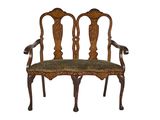 une photo d'un banc en bois dont l'assise est recouverte d'un tissu à motifs