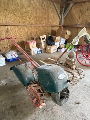 une petite machine posée au milieu d'une pièce