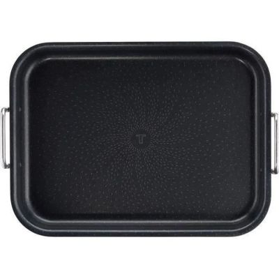 un plateau de service rectangulaire noir muni de poignées, sur fond blanc