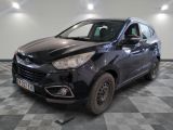 la photo d'une voiture noire garée dans un garage