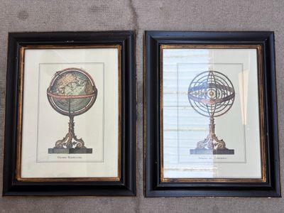 deux photos encadrées représentant un globe terrestre et une horloge, accrochées au mur