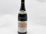 une bouteille de vin posée sur une table