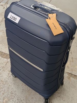 un bagage posé sur le trottoir, muni d'une étiquette