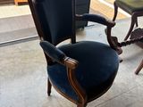 une chaise bleue posée devant une fenêtre
